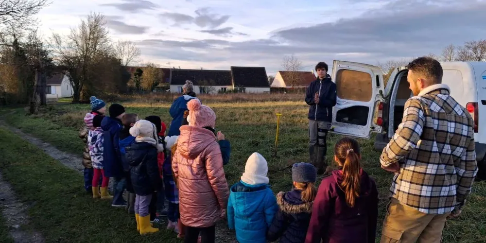Plantation d'une haie avec l'école de Gaudechart